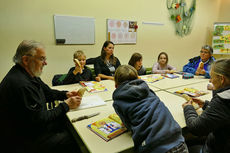 Symbolische Mantelteilung mit den Kommunionkindern (Foto: Karl-Franz Thiede)